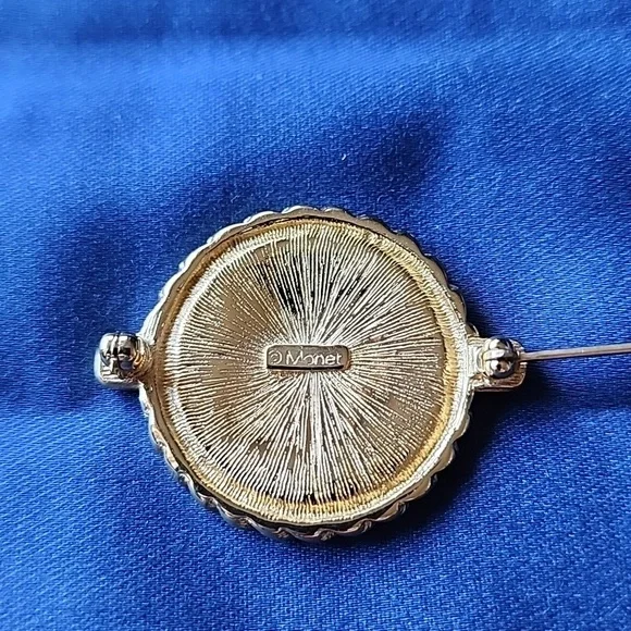 Vintage coin gold tone Monet brooch - Picture 3 of 3